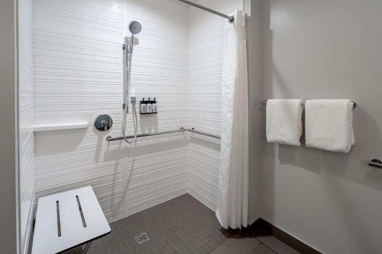 Avid Hotels Milwaukee West - Waukesha By Ihg Pewaukee Exterior foto
